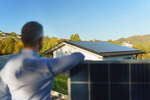 Geschäftsmann Mit Solarpaneel Steht Draußen Einem Garten — Stockfoto