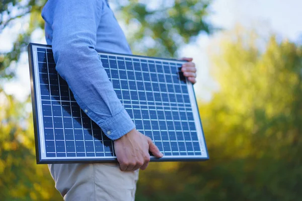 Mittelteil Eines Geschäftsmannes Mit Solarpaneel Der Freien Einem Garten Steht — Stockfoto