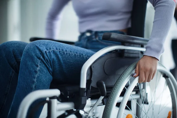 Hastanede Tekerlekli Sandalyedeki Genç Bir Kadının Yakın Çekimi — Stok fotoğraf