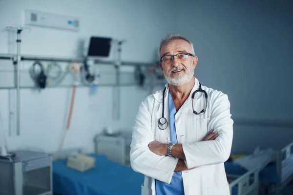 Bir Hastane Odasında Yaşlı Bir Doktorun Portresi — Stok fotoğraf