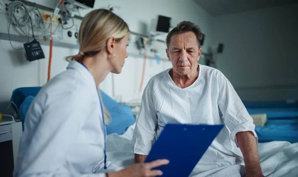 Junge Ärztin Erklärt Ihrer Patientin Krankenhauszimmer Die Diagnose — Stockfoto