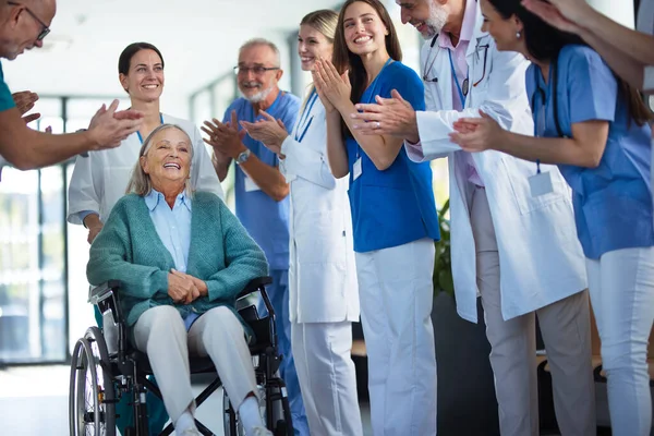 Medical Staff Clapping Patient Who Recovered Serious Illness — Stock Photo, Image