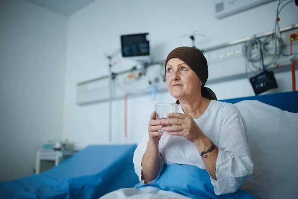 Senior Kvinna Sitter Sjukhus Rum Efter Kemoterapin — Stockfoto