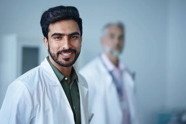 Portret Szczęśliwego Młodego Lekarza Pokoju Szpitalnym — Zdjęcie stockowe