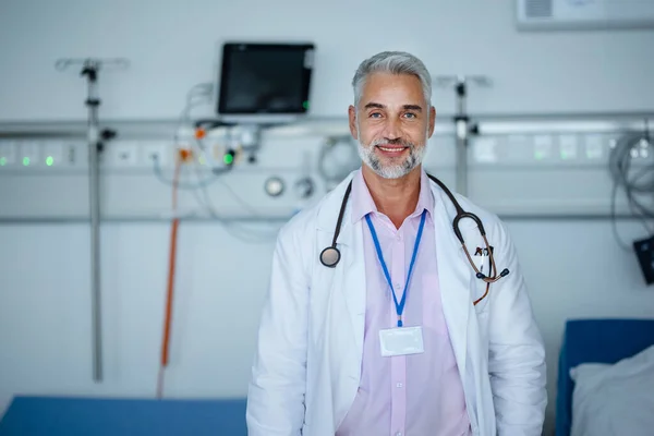 Hastane Odasında Olgun Bir Doktorun Portresi — Stok fotoğraf