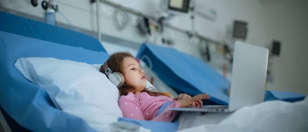 Pequena Menina Doente Deitada Sozinha Cama Hospital Usando Laptop — Fotografia de Stock