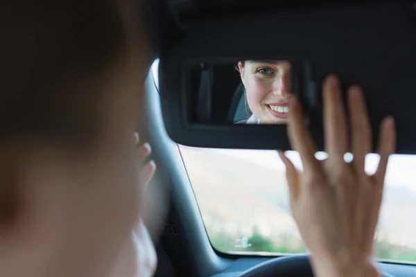 Widok Tylny Młodej Kobiety Samochodzie Patrząc Lusterko Wsteczne — Zdjęcie stockowe