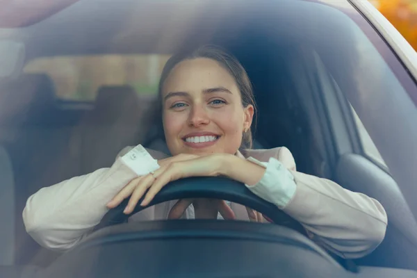 Aufgeregte Junge Frau Sitzt Ihrem Auto Bereit Für Eine Fahrt — Stockfoto