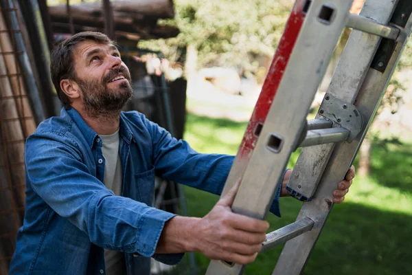 Zijaanzicht Van Volwassen Man Klimmend Ladder — Stockfoto