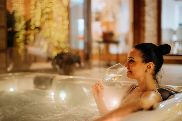 Jovem Mulher Desfrutando Banheira Livre Com Copo Vinho Seu Terraço — Fotografia de Stock