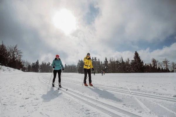 上了年纪的夫妻一起在雪地的森林里滑雪 — 图库照片
