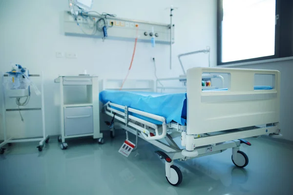 Yatağı Olan Boş Bir Hastane Odasına Yakın Plan — Stok fotoğraf