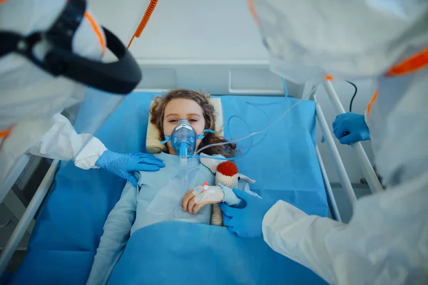 Enfeksiyon Kapmış Bir Kızın Hastane Odasında Yatması — Stok fotoğraf
