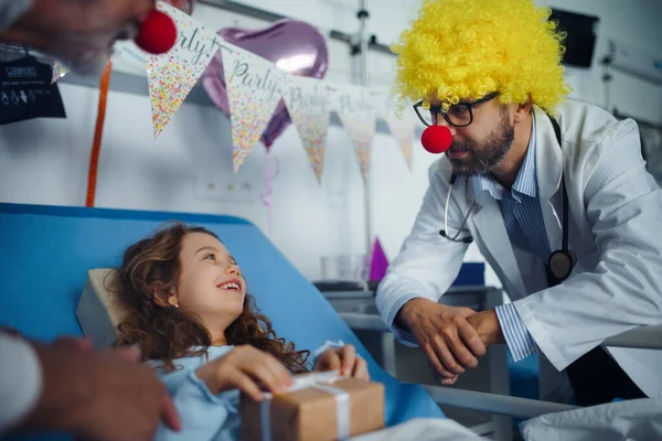 Glücklicher Arzt Mit Clownsnasen Feiert Geburtstag Mit Kleinem Mädchen Krankenhauszimmer — Stockfoto