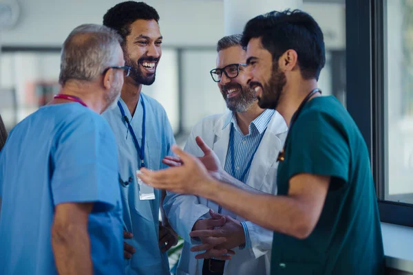 Šťastní Doktoři Mluví Usmívají Chodbě Nemocnice — Stock fotografie