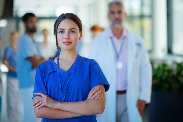 Porträtt Ung Kvinnlig Läkare Sjukhuskorridor — Stockfoto