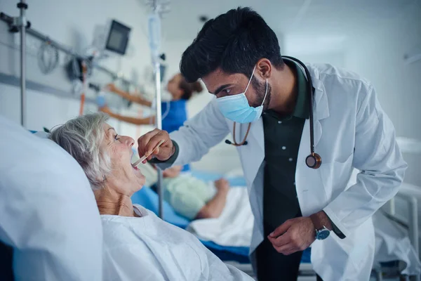 Jeune Médecin Examinant Gorge Patient Âgé Dans Une Chambre Hôpital — Photo