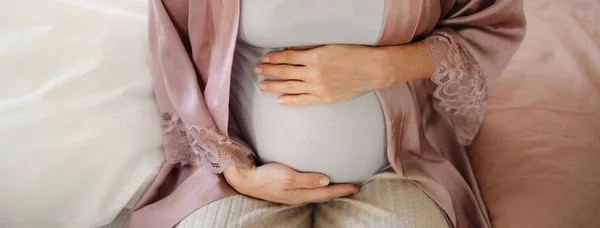 Close Upof Kobieta Ciąży Głaskanie Jej Brzuch Siedzi Łóżku — Zdjęcie stockowe