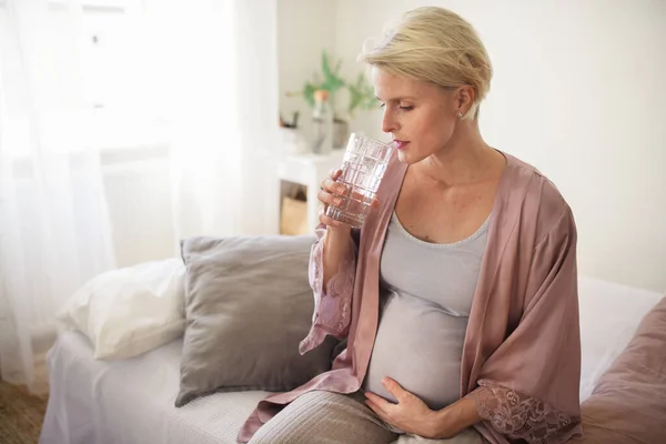 Έγκυος Γυναίκα Που Πίνει Στο Κρεβάτι Πρωί Υγιεινός Τρόπος Ζωής — Φωτογραφία Αρχείου