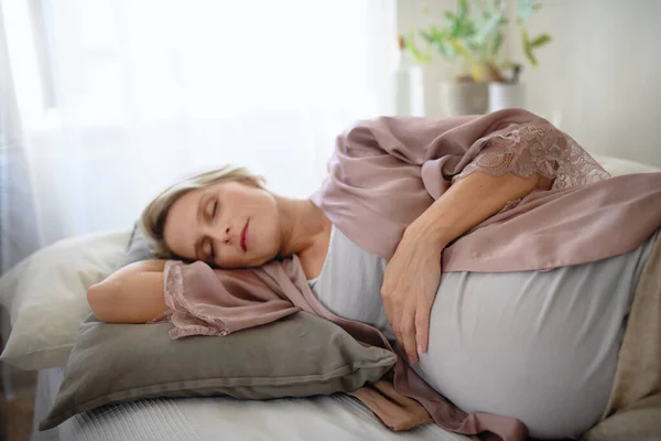 Έγκυος Γυναίκα Κοιμάται Και Ξεκουράζεται Ένα Κρεβάτι — Φωτογραφία Αρχείου