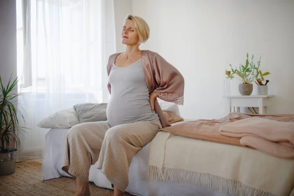 Müde Schwangere Frau Sitzt Auf Ihrem Bett Und Ruht — Stockfoto