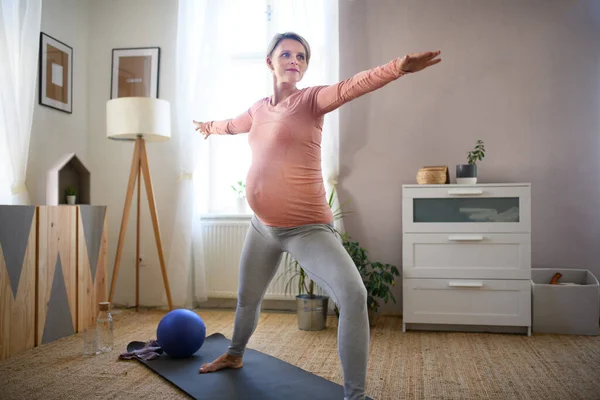 Gravid Kvinna Gör Övningarna Sin Lägenhet — Stockfoto