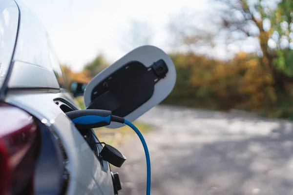 Evde Şarj Aleti Olan Elektrikli Araba Sürdürülebilir Ulaşım Konsepti — Stok fotoğraf