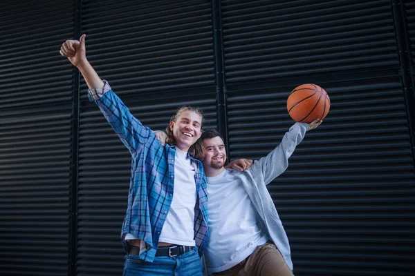 有唐氏综合症的人在户外和他的朋友打篮球 友谊的概念和使残疾人融入社会 — 图库照片