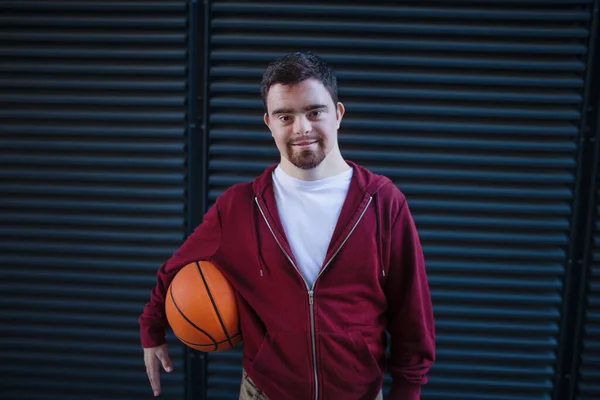 Sendromlu Genç Bir Adamın Portresi Elinde Basketbol Topu Var — Stok fotoğraf