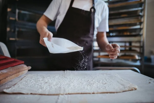 Крупный План Молодого Пекаря Готовящего Выпечку Пекарне — стоковое фото