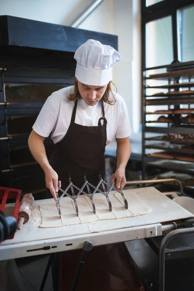 Young Baker Preparing Pastries Bakery — Stock Photo, Image