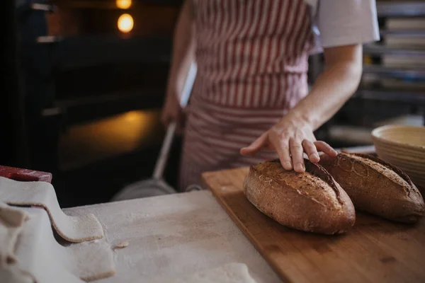 Крупный План Пекаря Свежим Хлебом — стоковое фото