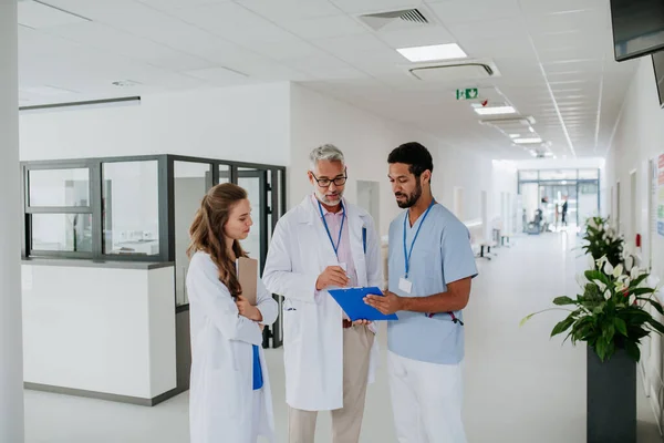 Läkare Diskuterar Något Sjukhuskorridor — Stockfoto
