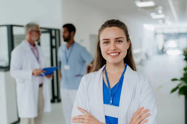 Porträtt Ung Kvinnlig Läkare Sjukhuskorridor — Stockfoto