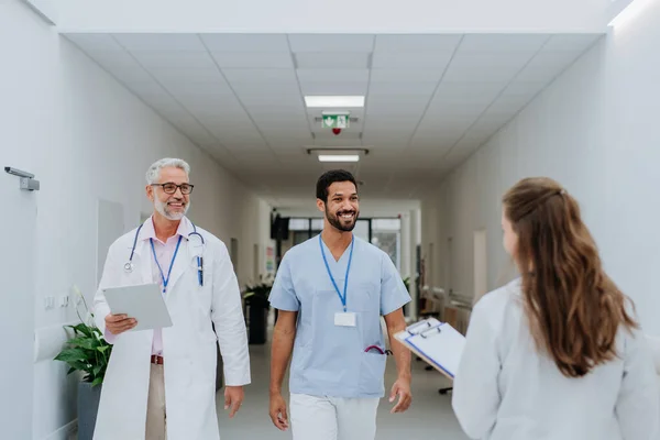 Hastane Koridorunda Bir Grup Doktor Buluşuyor — Stok fotoğraf