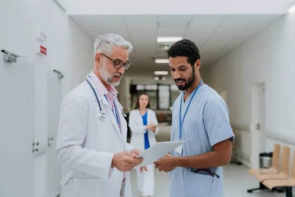 Médecins Discutant Quelque Chose Dans Couloir Hôpital — Photo