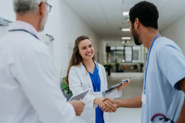 病院の廊下で握手する医師のクローズアップ — ストック写真