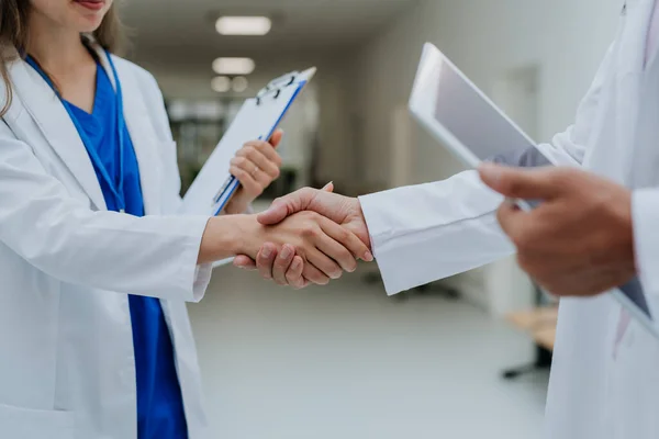 Nahaufnahme Von Ärzten Beim Händeschütteln Auf Einem Krankenhausflur — Stockfoto