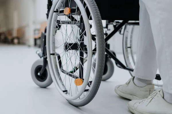 Visão Traseira Cuidador Empurrando Wheelchiar Corredor Hospital — Fotografia de Stock