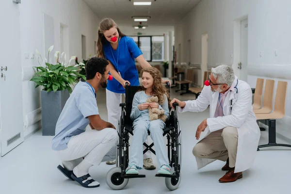Glada Läkare Med Clown Röda Näsor Hand Liten Flicka — Stockfoto