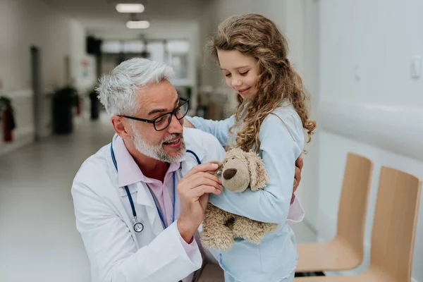 Doctor Playing His Little Patient Pediatrics — Stock Photo, Image