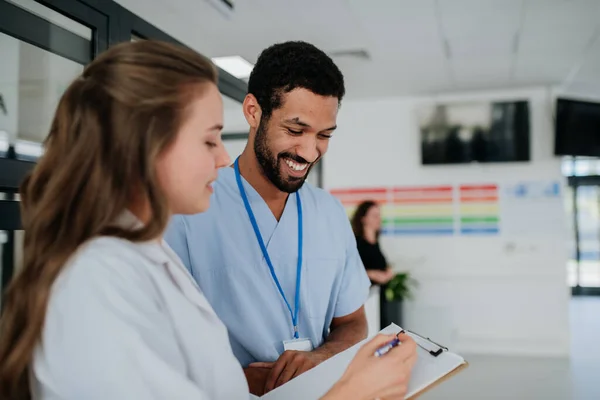 Genç Doktorlar Arkadaşları Hastane Koridorunda Konuşup Tartışıyorlar Sağlık Hizmeti Kavramı — Stok fotoğraf