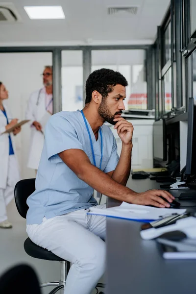 Retrato Jovem Médico Trabalhando Computador Escritório Hospital — Fotografia de Stock