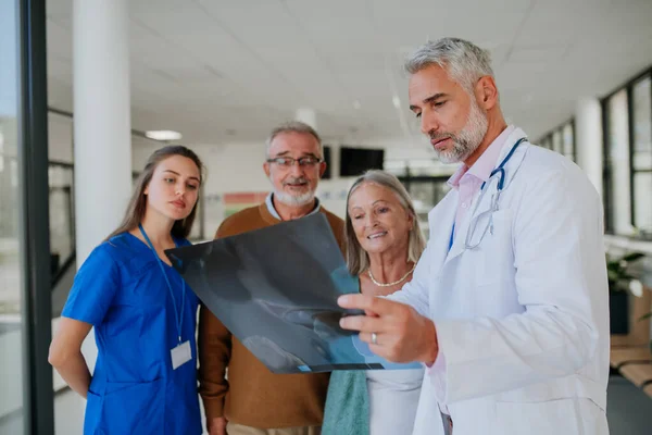 Doctor Showing Ray Image Patients Explaining Diagnosis — Stock Photo, Image