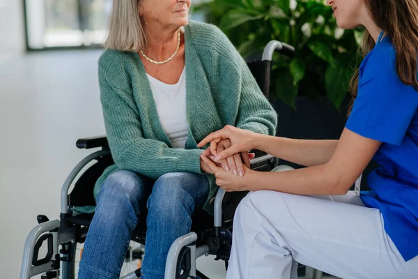 휠체어에 나이든 여성을 의사의 — 스톡 사진