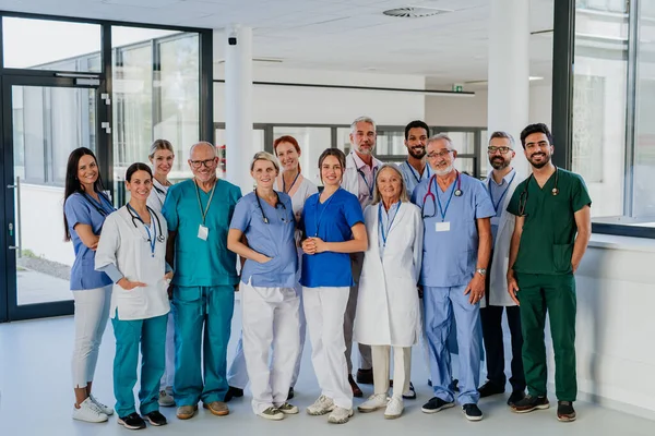 Portret Szczęśliwych Lekarzy Pielęgniarek Innego Personelu Medycznego Szpitalu — Zdjęcie stockowe