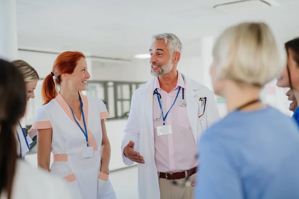 Équipe Médecins Discutant Quelque Chose Dans Couloir Hôpital — Photo