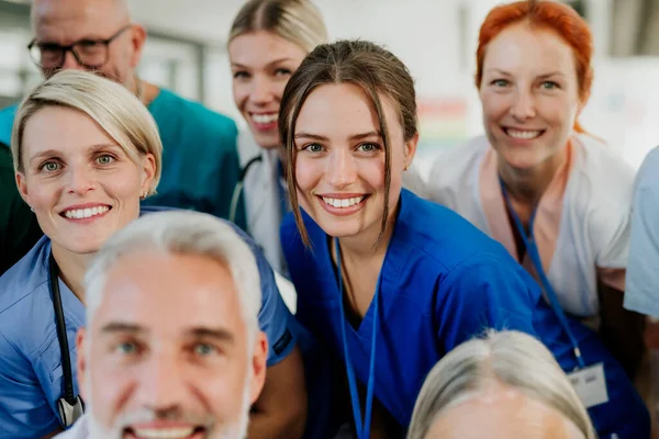 Porträt Glücklicher Ärzte Krankenschwestern Und Anderer Medizinischer Mitarbeiter Einem Krankenhaus — Stockfoto