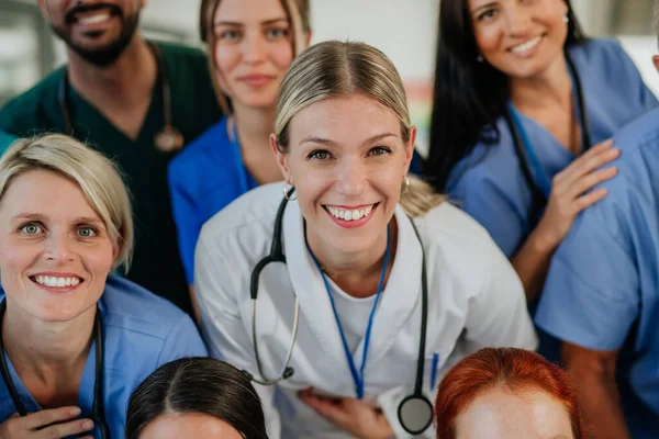 医院里快乐的医生 护士和其他医护人员的高视角 — 图库照片