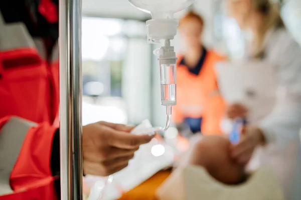 Ambulanstan Hastayla Ilgilenen Kurtarma Ekipleri — Stok fotoğraf